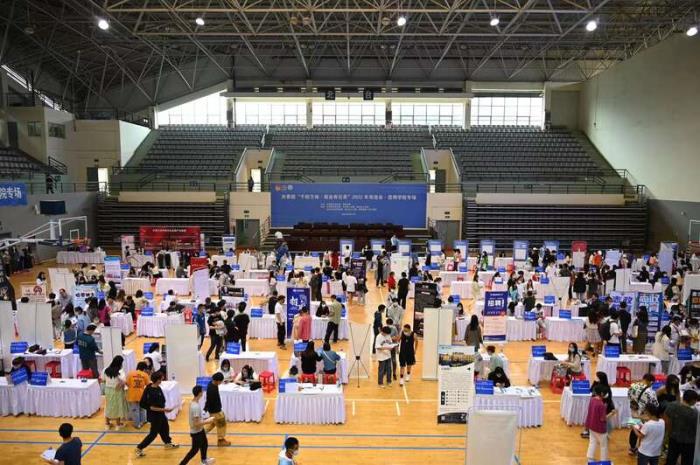 昆明招聘商务伴游_云南昆明商务伴游_昆明商务司机招聘