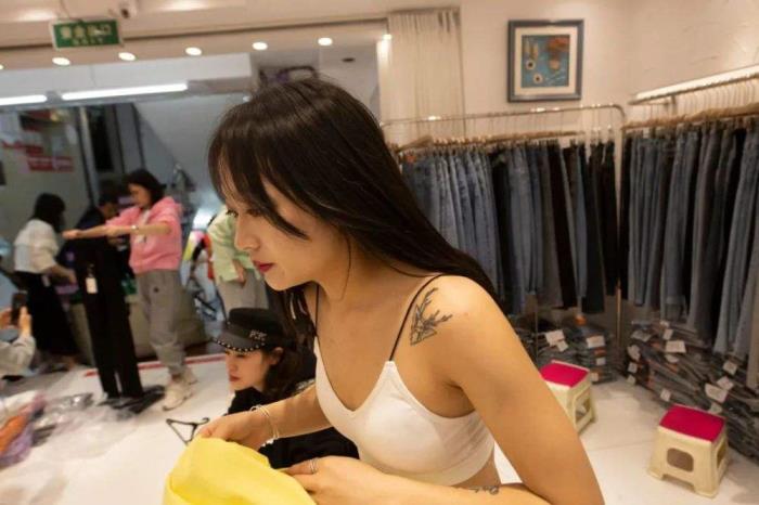 兼职模特月入过万(兼职模特工资一天几) 兼职模特月入过万(兼职模特工资一天几)