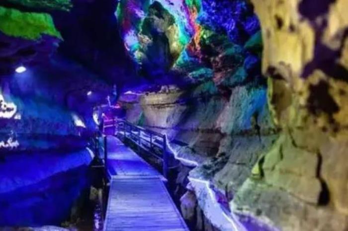 山东地下大峡谷萤火虫洞