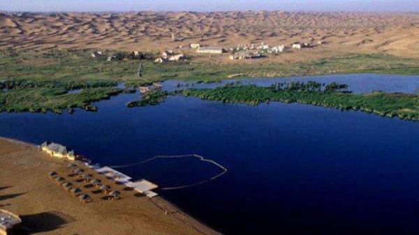 腾格里沙漠月亮湖 腾格里沙漠月亮湖