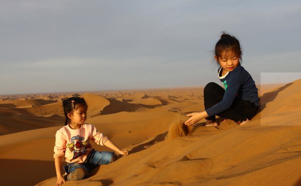 腾格里沙漠月亮湖 腾格里沙漠月亮湖