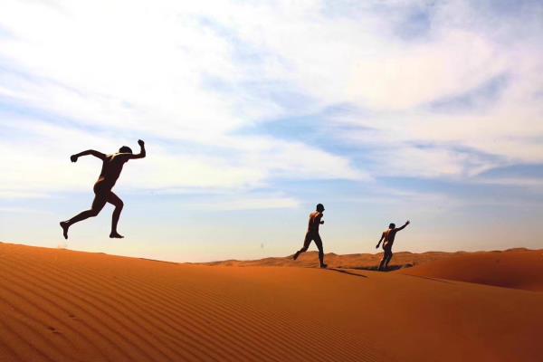 腾格里沙漠月亮湖 腾格里沙漠月亮湖