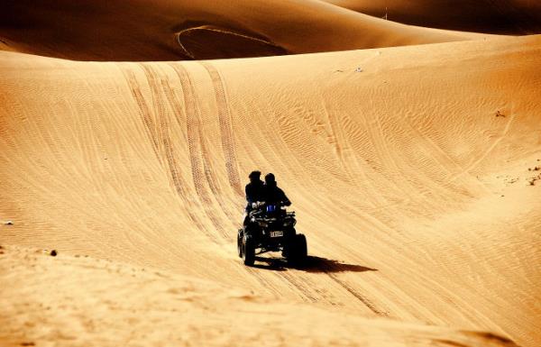 腾格里沙漠月亮湖 腾格里沙漠月亮湖