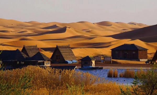 腾格里沙漠月亮湖 腾格里沙漠月亮湖