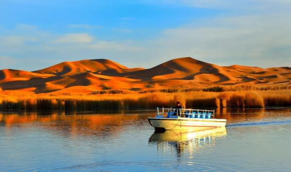 腾格里沙漠月亮湖 腾格里沙漠月亮湖