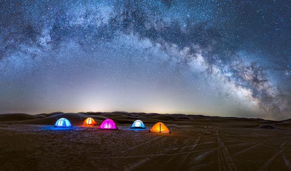 腾格里沙漠月亮湖 腾格里沙漠月亮湖