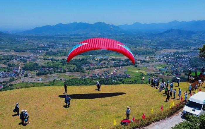 环线飞行(大冶龙凤山滑翔伞基地) 环线飞行(大冶龙凤山滑翔伞基地)