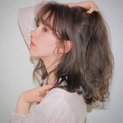 巴音郭楞蒙古结伴游玩收银员己玲珲