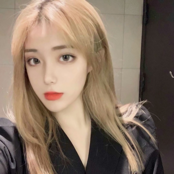 佛山美女陪玩草根网红骑隹妍